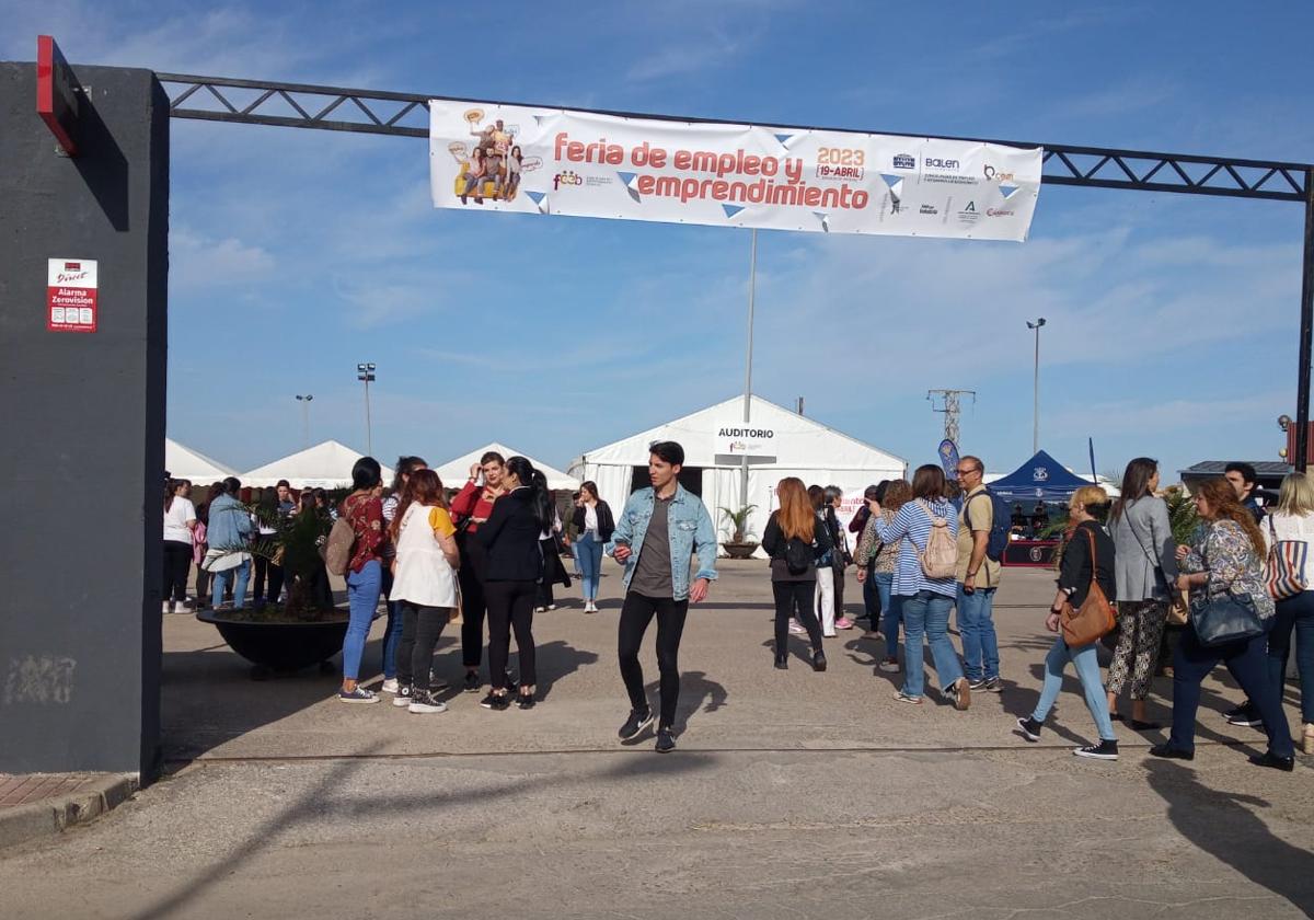 Jóvenes en las instalaciones donde se ha celebrado la I Feria del Empleo.