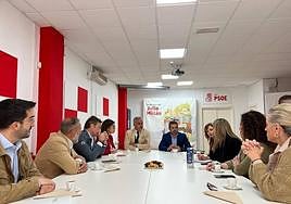 Julio Millán se renió ayer con comerciantes de Müy.