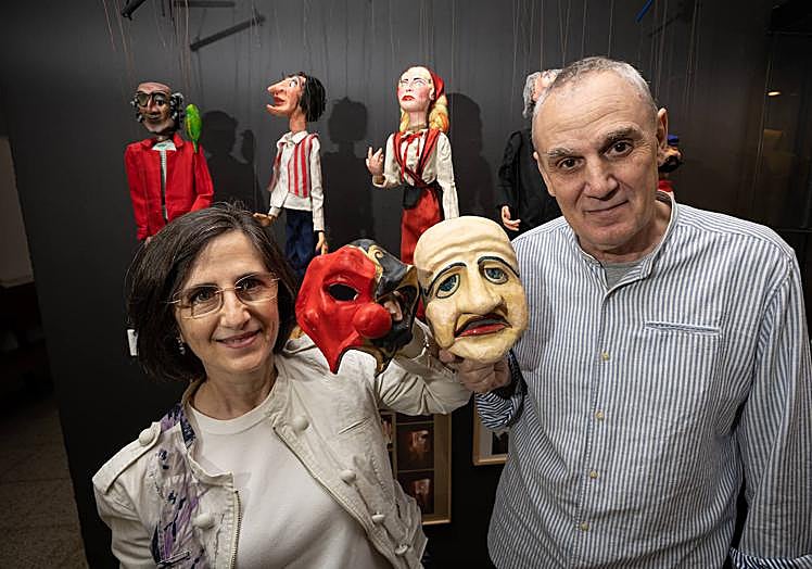 Teresa Rancaño y Luis Javier Sánchez, con creaciones del taller.