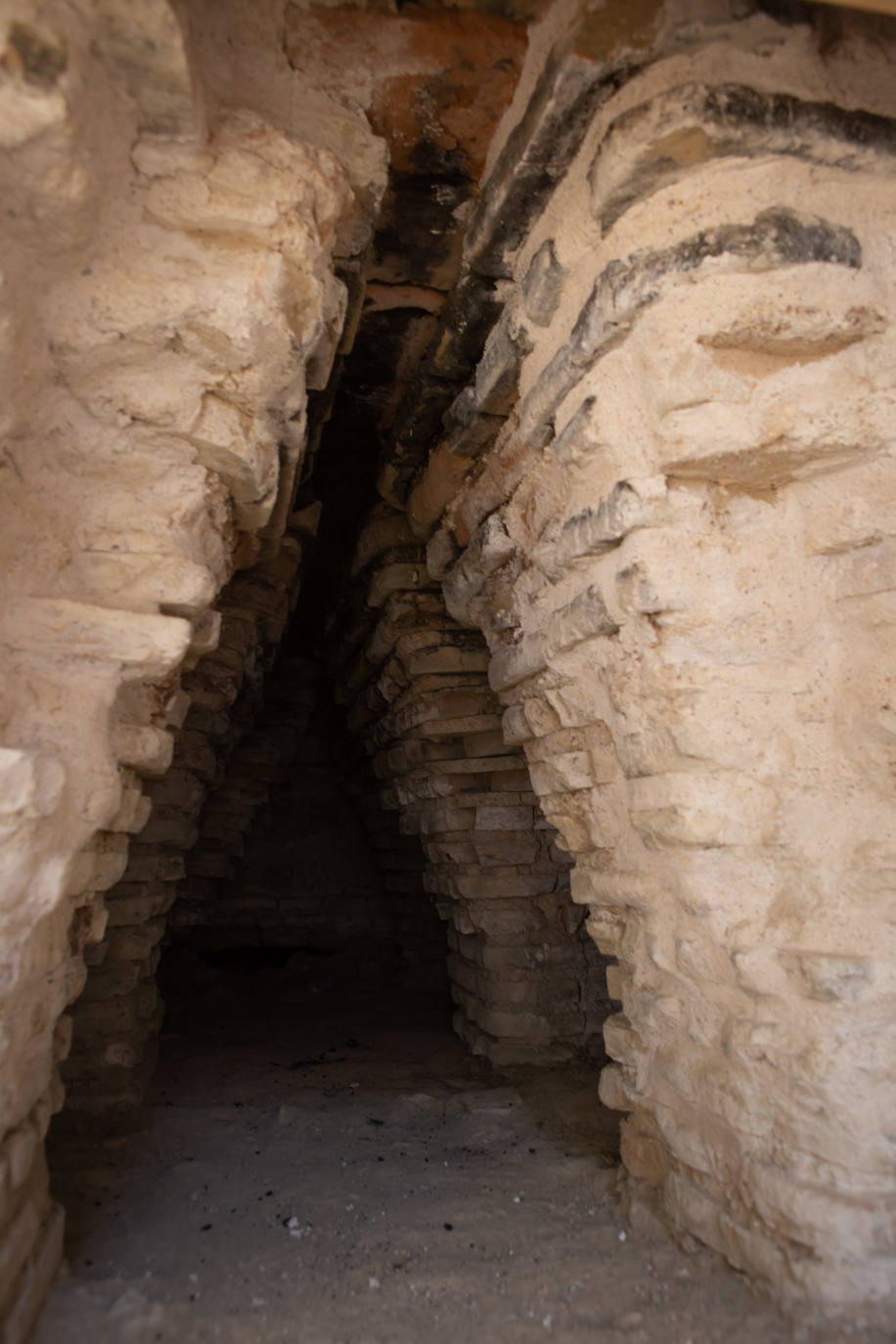 Imagen secundaria 2 - Arriba, imagen general de los Baños. Abajo, muro de la chimenea y caldera. 