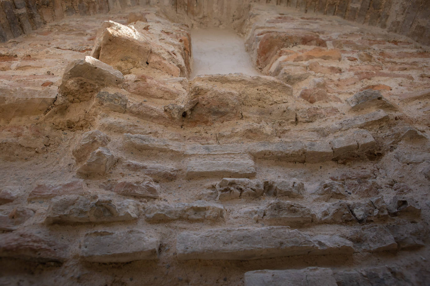 Imagen secundaria 1 - Arriba, imagen general de los Baños. Abajo, muro de la chimenea y caldera. 