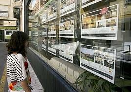 Carteles de pisos en alquiler.