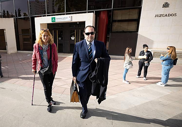 Marta Torreblanca se marcha del edificio judicial sin que su juicio se haya celebrado.