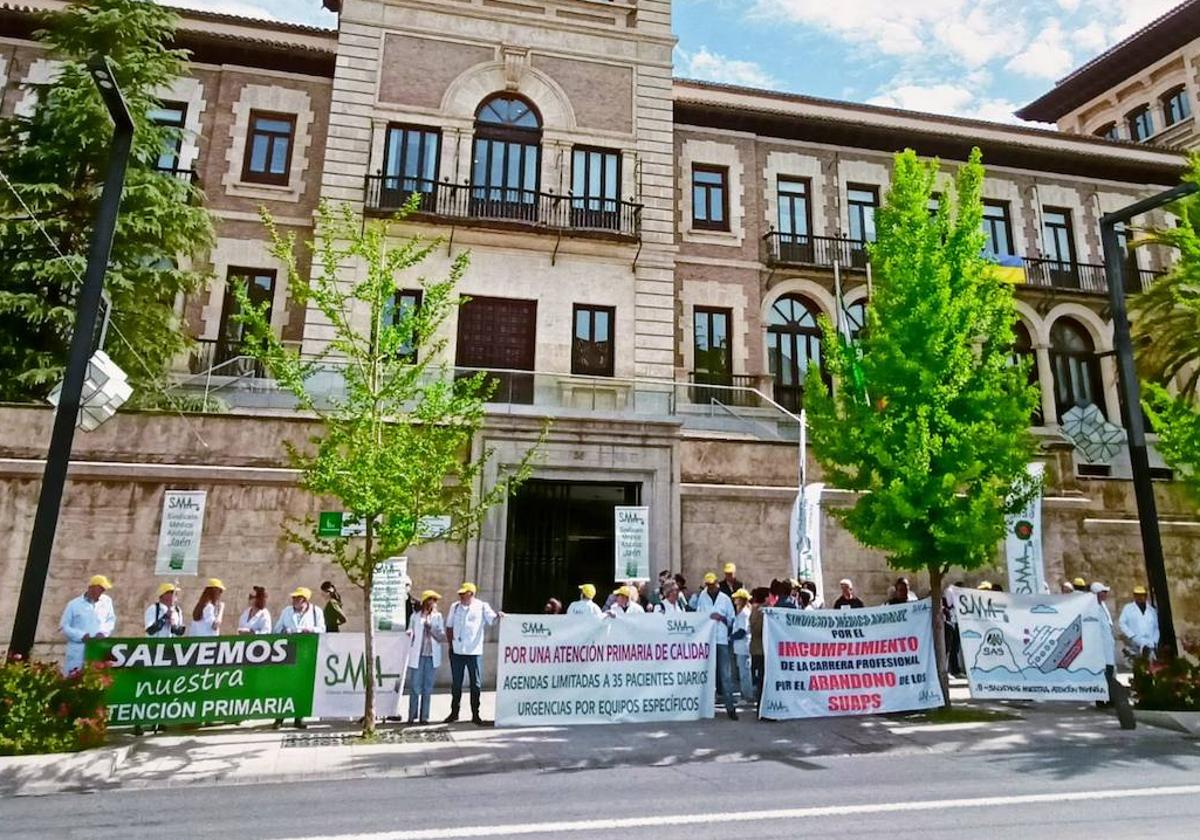 Protesta del Sindicato Médico este miércoles en Granada.