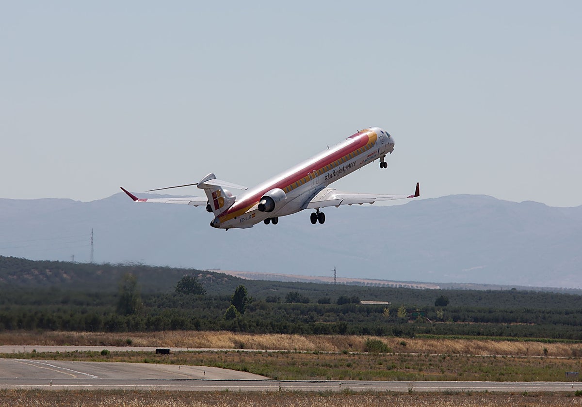 Un avión regional despega del aeropuerto de Granada en 2015.