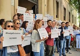 Concentración frente a la Audiencia Provincial de Jaén.