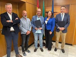 La consejera con los representantes de la Comunidad de Regantes del Bajo Guadalfeo, tras sellar el acuerdo.