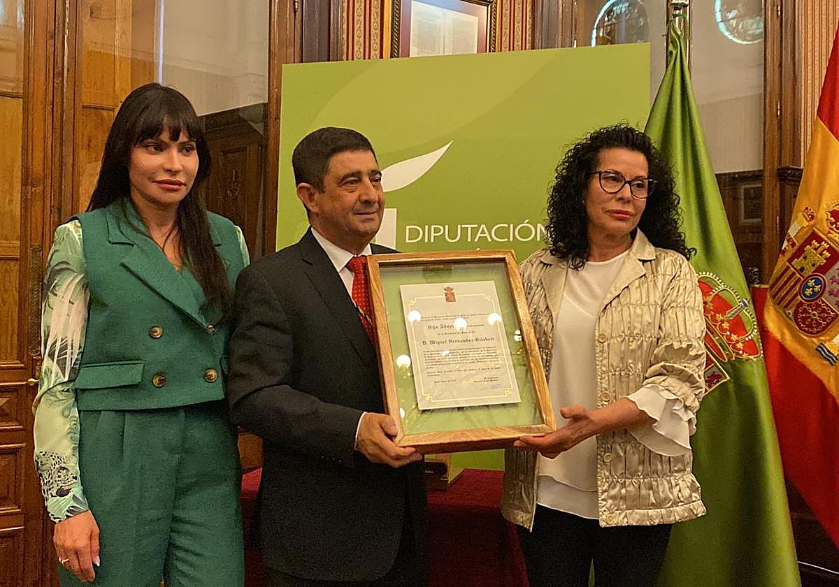 La familia de Miguel Hernández recoge el nombramiento del presidente de la Diputación.