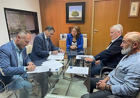 Firma del acuerdo entre la Junta y los regantes de Rules