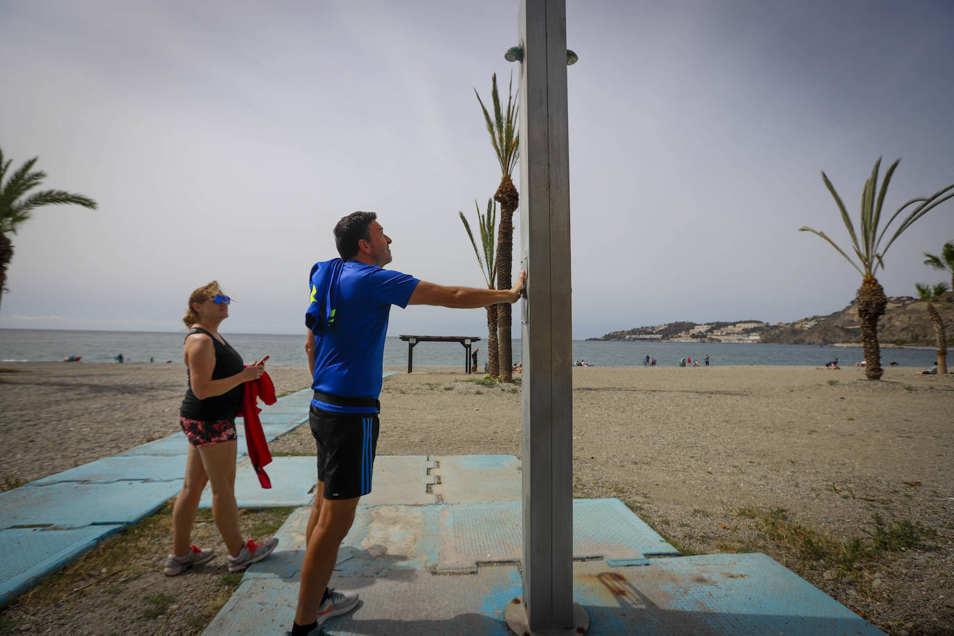 Una ducha sin agua en Almuñécar, el pasado verano.