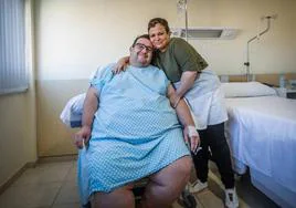 Eduardo y su mujer, Carmina, en la habitación del hospital, 18 horas después de haber sido intervenido.