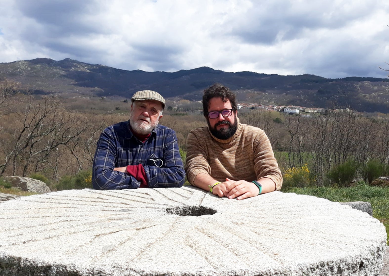 Manolillo Chinato y Javier Martínez Alcaraz posan en la sierra de Béjar, donde vive el reconocido poeta.