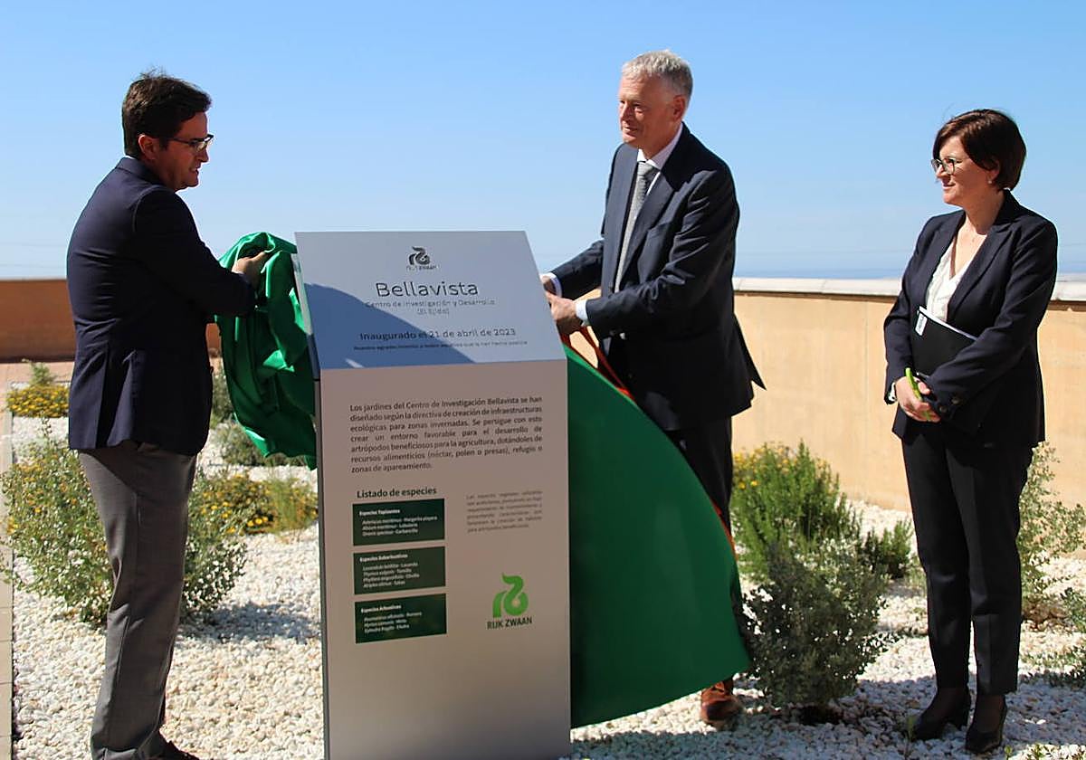 Francisco Góngora, Kees Reinink y Renata Mihaljevic, durante la inauguración del centro.