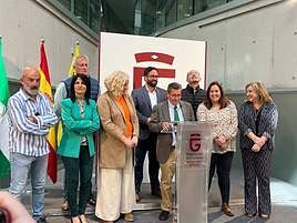 Los representantes de la Comunidad de Regantes, la Mancomunidad de Municipios de la Costa, la Asociación de Empresarios y la subdelegada del Gobierno detrás del presidente de la Diputación provincial, que anuncia los términos del acuerdo de Rules.