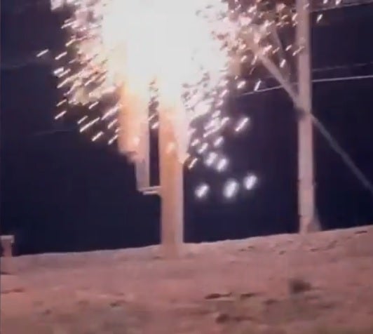 Momento de la descarga a un joven.