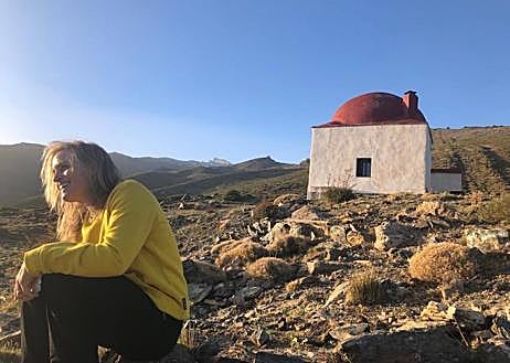Imagen secundaria 1 - Csilla en el refugio. En la primera imagen, junto a su amiga Lucille Bonne, de Escocia, que la ayudó en el primer fin de semana que trabajó allí.