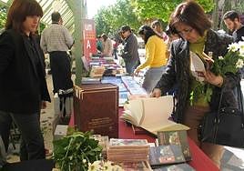 Imagen de archivo de la Feria del Libro en la Universidad.