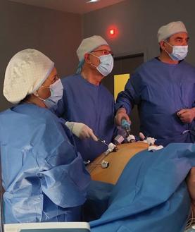 Imagen secundaria 2 - En las primeras imágenes, Eduardo junto a los cirujanos Carlos Ballesta y Eduardo Segovia. En la última, durante la operación.