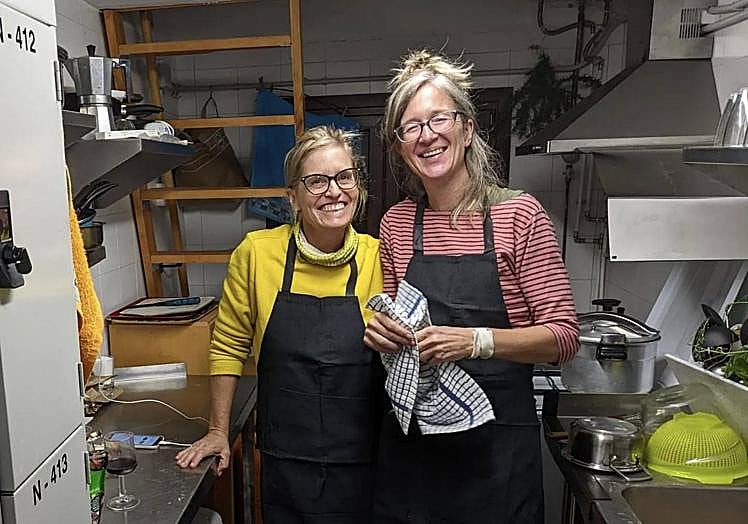 Imagen principal - Csilla en el refugio. En la primera imagen, junto a su amiga Lucille Bonne, de Escocia, que la ayudó en el primer fin de semana que trabajó allí.