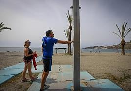 Una ducha sin agua en Almuñécar, el pasado verano.