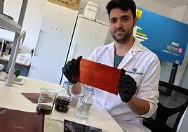 José Ángel Moro, responsable científico de Agarene®, con algunas de las formulaciones y formatos.