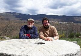 Manolillo Chinato y Javier Martínez Alcaraz posan en la sierra de Béjar, donde vive el reconocido poeta.