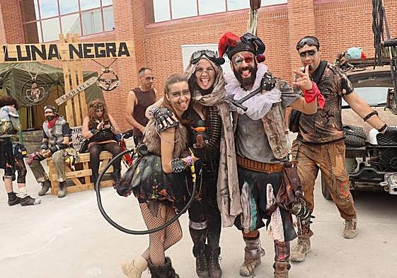 Los disfraces de los visitantes son parte del atractivo de Ficzone en Granada este fin de semana.