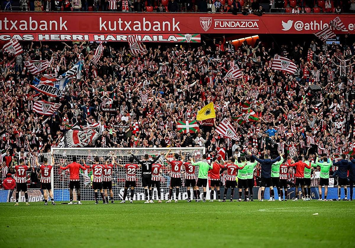 Los jugadores del Athletic celebran la victoria al final del partido ante la Real Sociedad en el estadio de San Mamés.