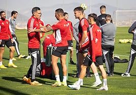 Callejón, Uzuni, Petrovic y Bryan, antes de empezar el entrenamiento.