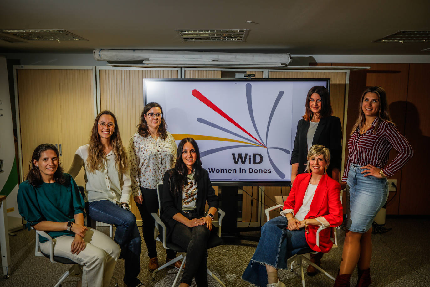 Siete de las componentes de Women in Dones, en la sede de Gran Vía