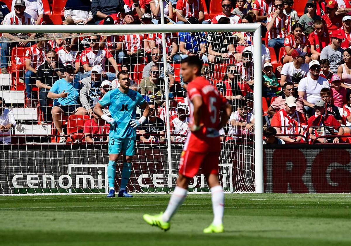 Fernando y Robertone se lamentan tras el segundo gol encajado.