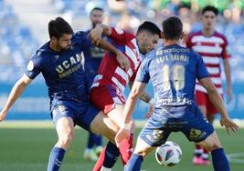 Solar intenta controlar un balón ante dos rivales.