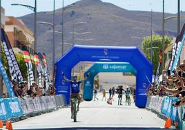 Alejandro Valverde cruza la meta victorioso, tras una 'plácida' carrera.