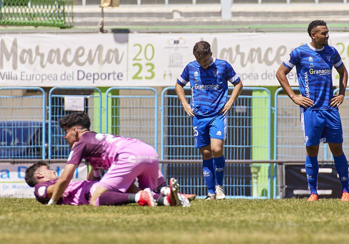 Dos maraceneros miran al césped tras encajar un gol.