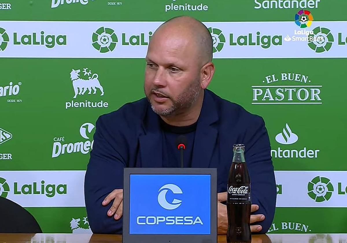 El entrenador del Racing, José Alberto, durante su comparecencia de prensa.