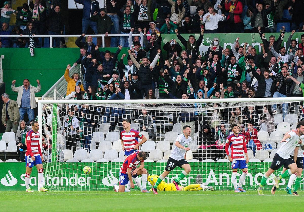 La defensa del Granada, desencajada tras el gol del Racing.