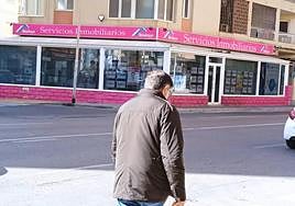 Agencia inmobiliaria en el barrio de El Zapillo, una de las zonas con más inmuebles para alquilar en Almería capital.