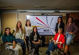 Siete de las componentes de Women in Dones, en la sede de Gran Vía