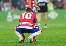 Puertas, cansado, lamenta la derrota al final del partido.