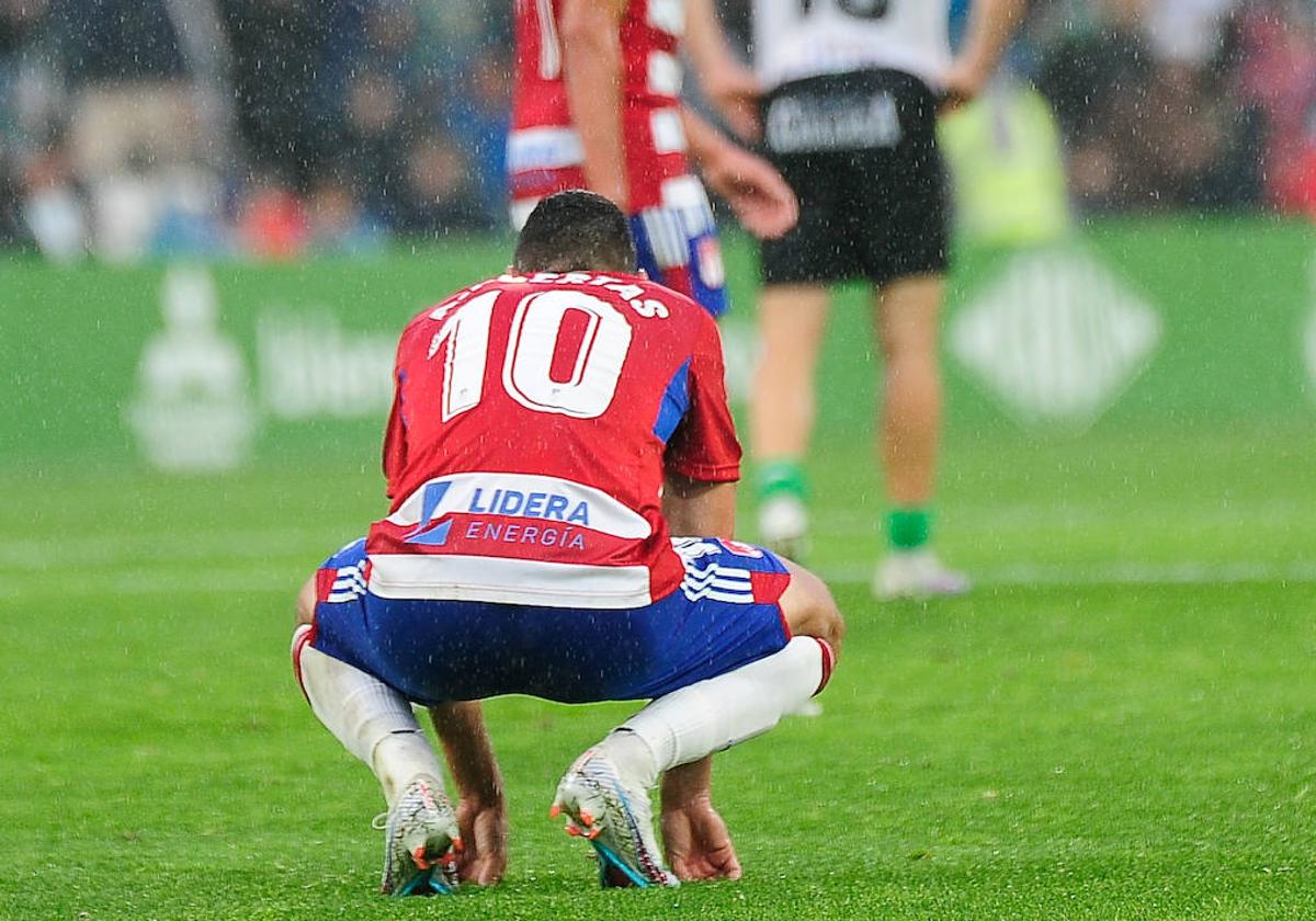 Puertas, cansado, lamenta la derrota al final del partido.