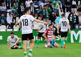 Miguel Rubio, en el momento de recibir la amarilla.