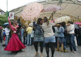 Ambiente lluvioso en el día de la Cruz de 2006.