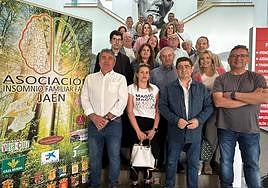 Miembros de la asociación y afines junto al presidente de la Diputación.