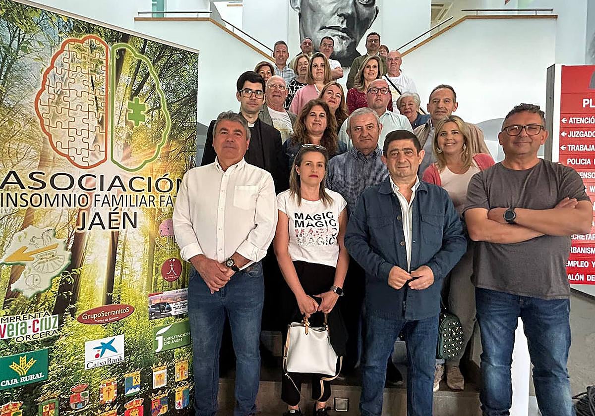 Miembros de la asociación y afines junto al presidente de la Diputación.