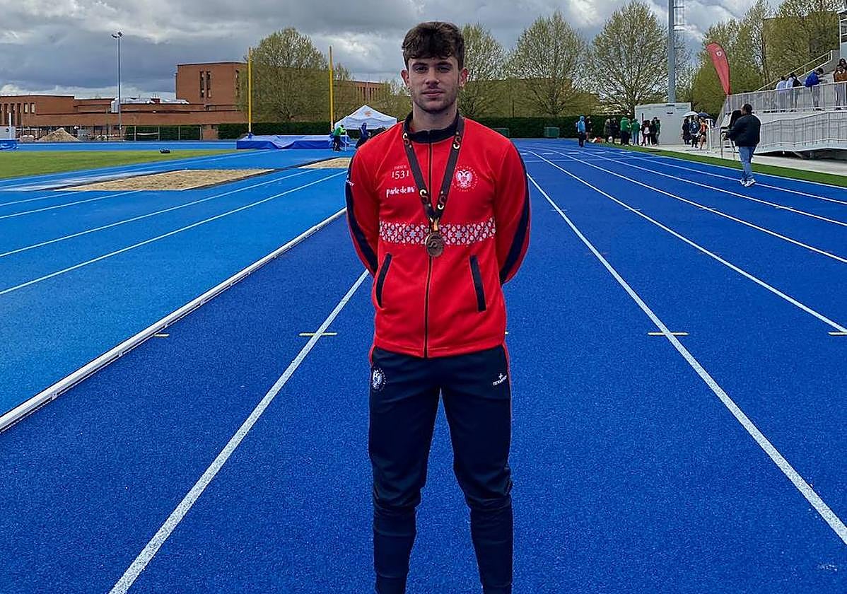 José Luis Jiménez, velocista granadino y estudiante de la UGR, posa con su medalla de bronce al cuello.