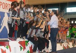 El alcalde de Granada entrega medallas a uno de los equipos participantes.