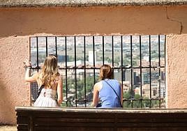 El mirador del Carmen de los Mártires recién pintado, ya sin su famosa frase.