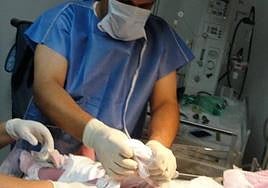 Omar con su tercera hija recién nacida.