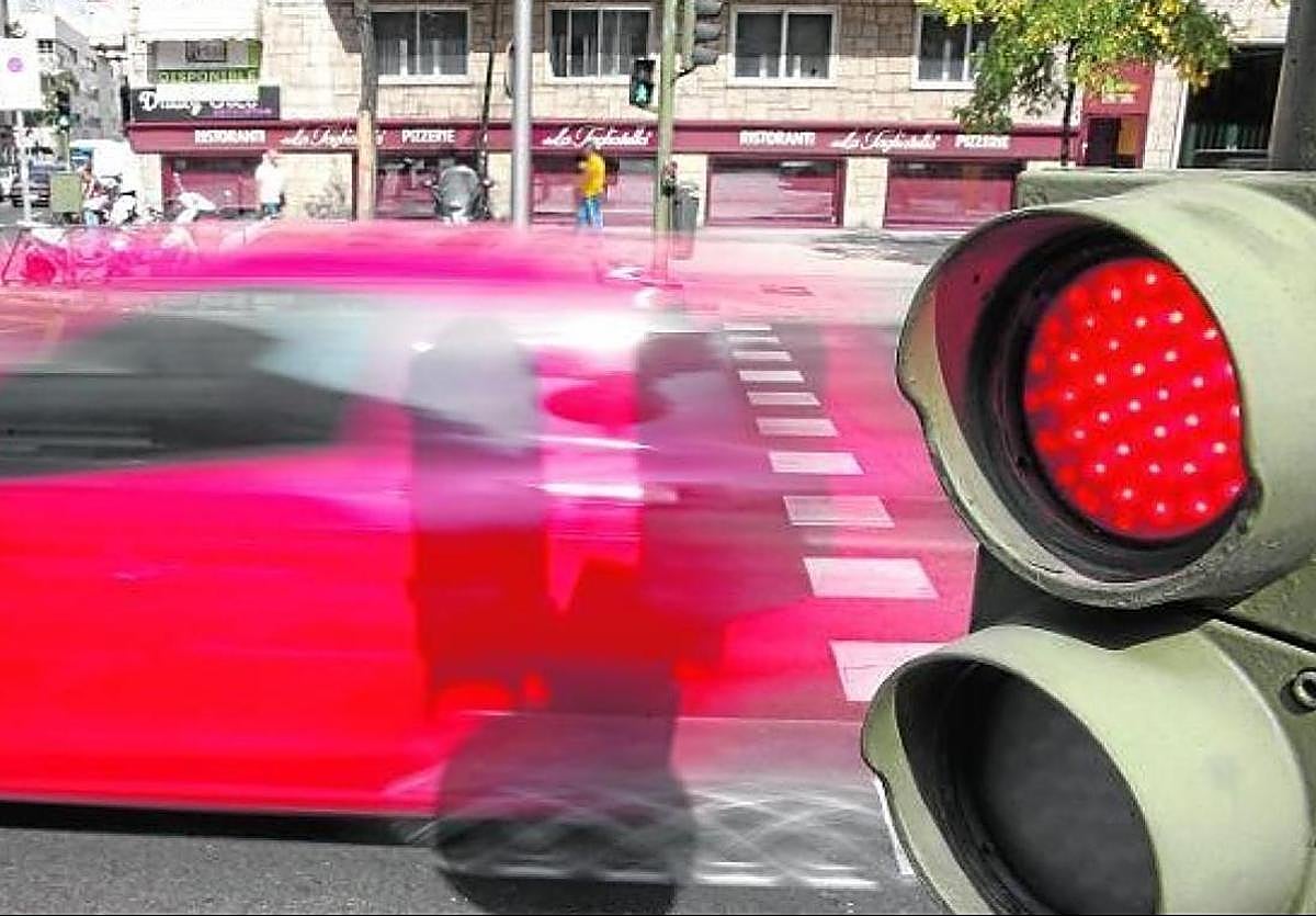 Semáforos con cuatro colores: la nueva medida que podría implementar la DGT