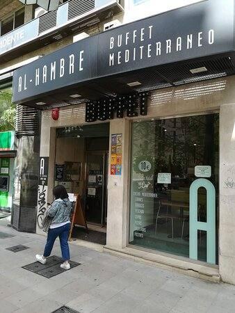 Ubicado en el corazón de la Gran Vía de Granada, el Buffet mediterráneo 'Al Hambre' arranca las sonrisas y atrae al paseante hacia el interior del local. Es otro juego de palabras donde incluye un elemento geolocalizador mundialmente conocido, la palabra Alhambra, a la que al cambiarle la última letra por una e, le sale la palabra hambre, perfecto reclamo para cualquier restaurante que se precie